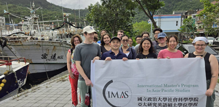 Before heading to Nanfang'ao, British student Michael Chang shared insights on the 19th-century history of British and German presence in Yilan. As they departed from Nanfang'ao, the participants took