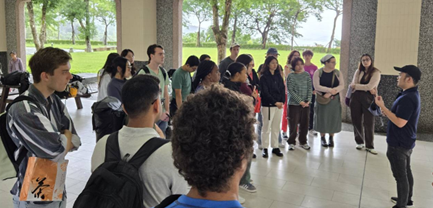 Before heading to Nanfang'ao, British student Michael Chang shared insights on the 19th-century history of British and German presence in Yilan. As they departed from Nanfang'ao, the participants took