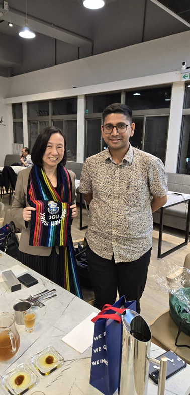 Dean of the College of Social Sciences, Yang Wan-Ying, hosted a banquet for returning alumni scholars, engaging in a warm conversation with Assistant Professor Virgemarie A. Salazar from the Universit