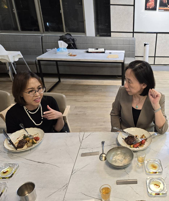 Dean of the College of Social Sciences, Yang Wan-Ying, hosted a banquet for returning alumni scholars, engaging in a warm conversation with Assistant Professor Virgemarie A. Salazar from the Universit