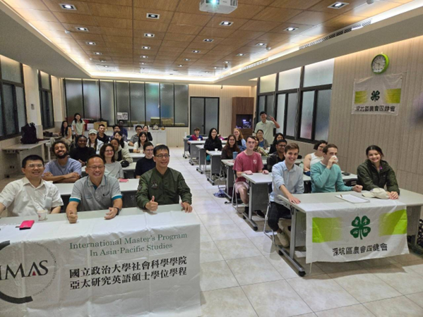 Faculty and students visited the Shenkeng Farmers' Association to share experiences on sustainable development.