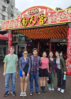 IMAS students visited temples in various regions to experience Taiwan's folk culture.