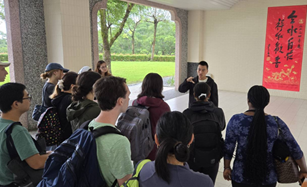 Indian student Norbu Lhagyal presented on the spread of Buddhism to East Asia, while Vietnamese student Tran Huynh Bao Khanh introduced the development of Fo Guang Shan in Taiwan.