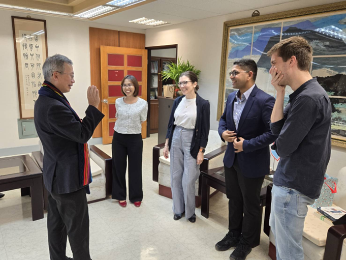 President Lee Tsae-Yen met with four distinguished scholar alumni.