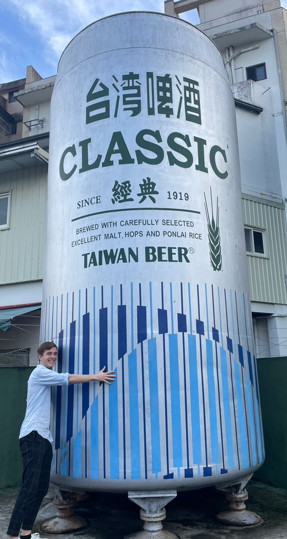 Ronald van Velzen, a lecturer in the History Department at Erasmus University Rotterdam, embraced the Taiwanese beer he had missed. Meanwhile, Gesa Heym, Head of International Student Affairs at Freie