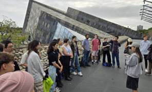 Taiwanese student Fangyun Chen introduced the Lanyang Museum, while American student Catherine Tadlock presented on the Yilan Century-old Distillery.