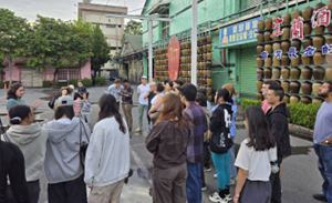 Taiwanese student Fangyun Chen introduced the Lanyang Museum, while American student Catherine Tadlock presented on the Yilan Century-old Distillery.