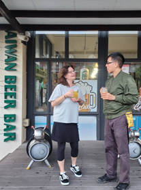 Ronald van Velzen, a lecturer in the History Department at Erasmus University Rotterdam, embraced the Taiwanese beer he had missed. Meanwhile, Gesa Heym, Head of International Student Affairs at Freie