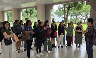 Indian student Norbu Lhagyal presented on the spread of Buddhism to East Asia, while Vietnamese student Tran Huynh Bao Khanh introduced the development of Fo Guang Shan in Taiwan.