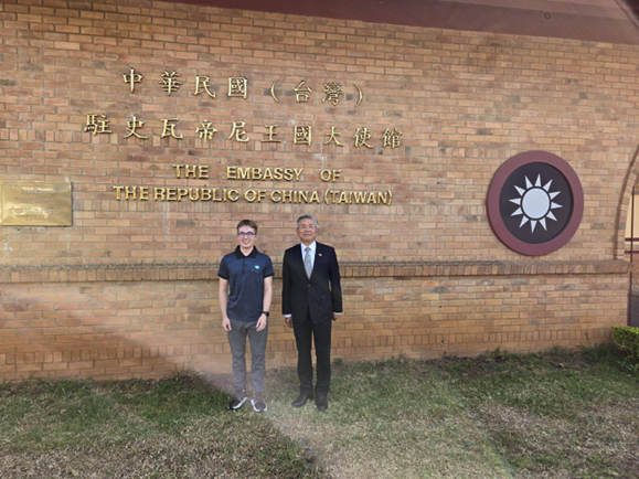 Antoni Mazek visited the ROC (Taiwan) Embassy and took a photo with the Ambassador