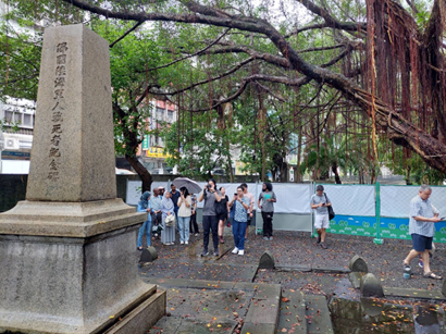 Visiting the French Military Cemetery in Keelung.