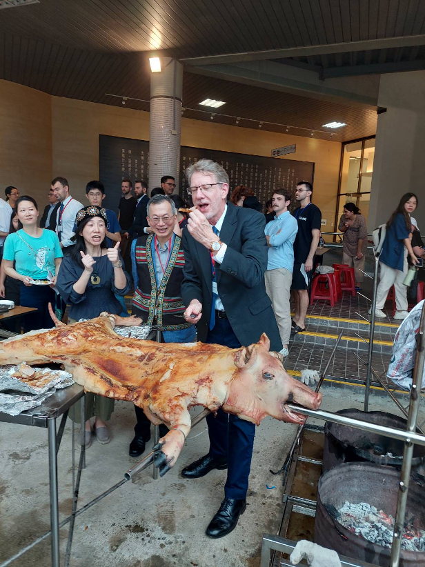 Dr. Randall Nadeau, Executive Director of the Foundation for Scholarly Exchange (Fulbright Taiwan), is tasting the first bite of wild boar meat.