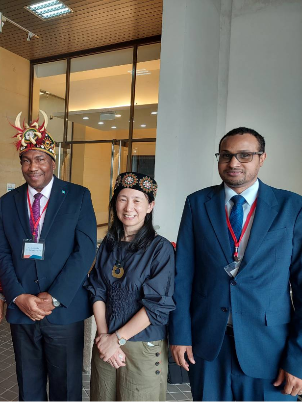 From right to left: Representative Mohamed Hagi from Somaliland; Dean of Social Sciences Wan-ying Yang; H.E. Ambassador Dr. Robert K. Lewis.