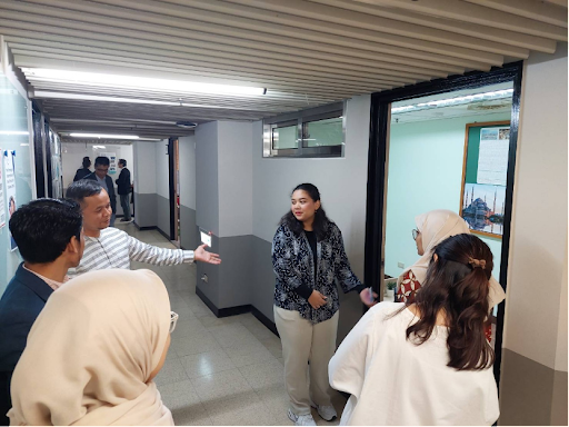 IMAS student Adinda Rahma Putri introduces Muslim Prayer Room to scholars from Sunan Kalijaga State Islamic University