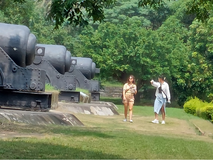 Paola Carollo and Xu Xinyue explored the old cannons.