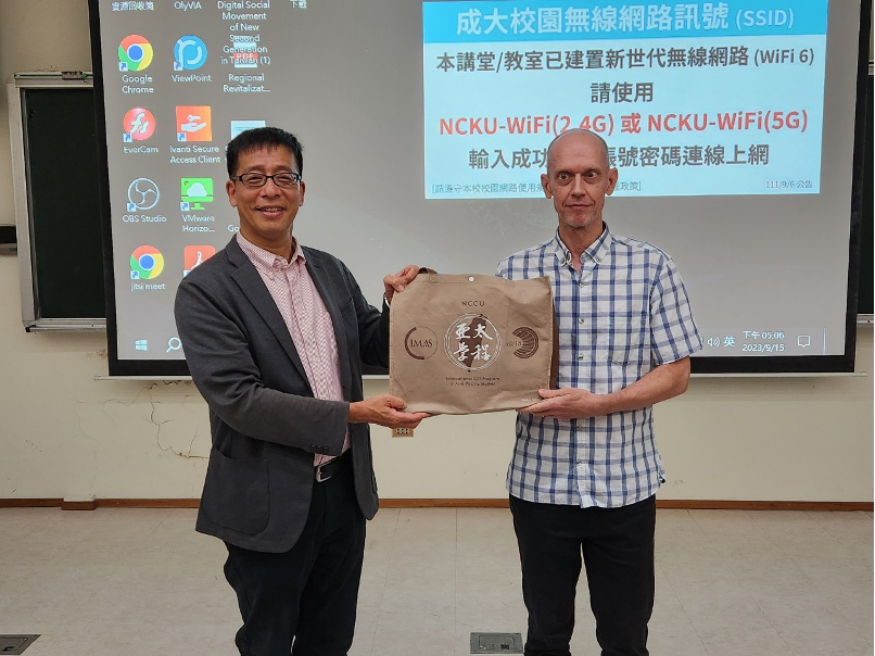 IMAS Director Philip Hsiaopong Liu presented a souvenir to Professor Joel Stocker of NCKU.