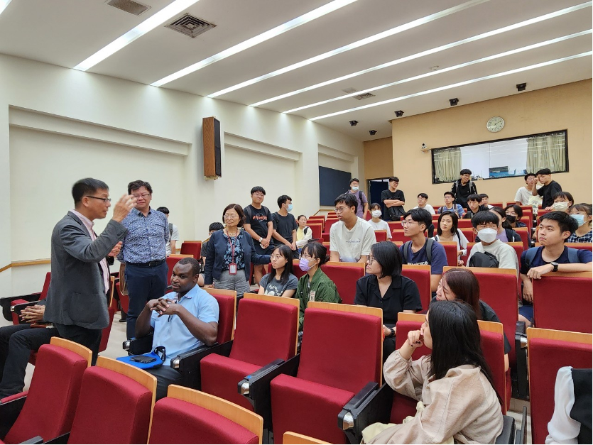 Director Philip Hsiaopong Liu provided an introduction to IMAS for Professor Hsiu-yun Wang, Professor Antonio Cheung, and the students of NCKU.