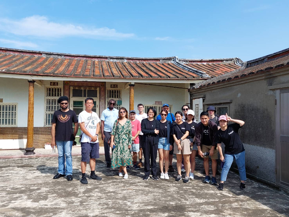 The IMAS group took a group photo in front of Professor Scott Simon’s residence and concluded the workshop.