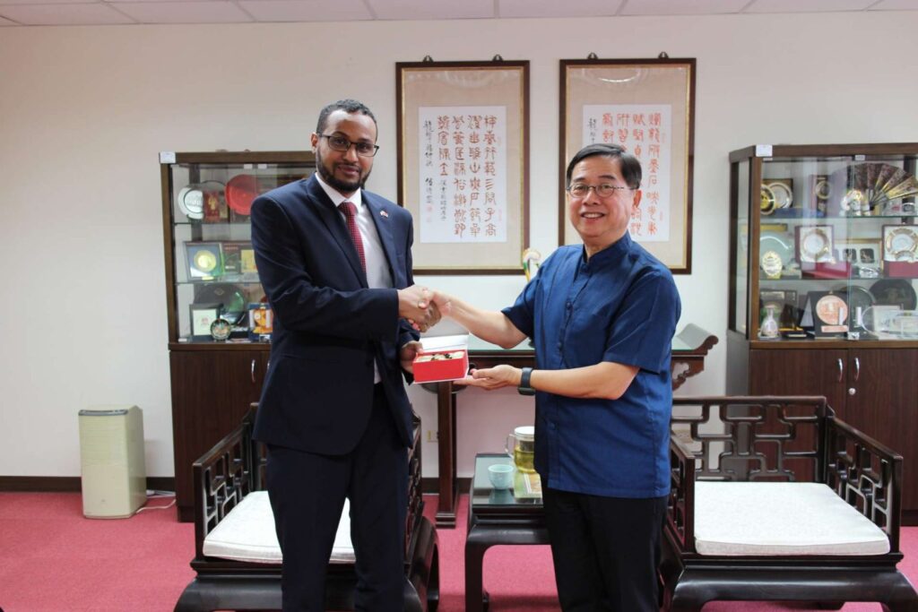 Dr. Chiang Min-hsiu, the Dean of CSS, meets Ambassador Mohamed Hagi.